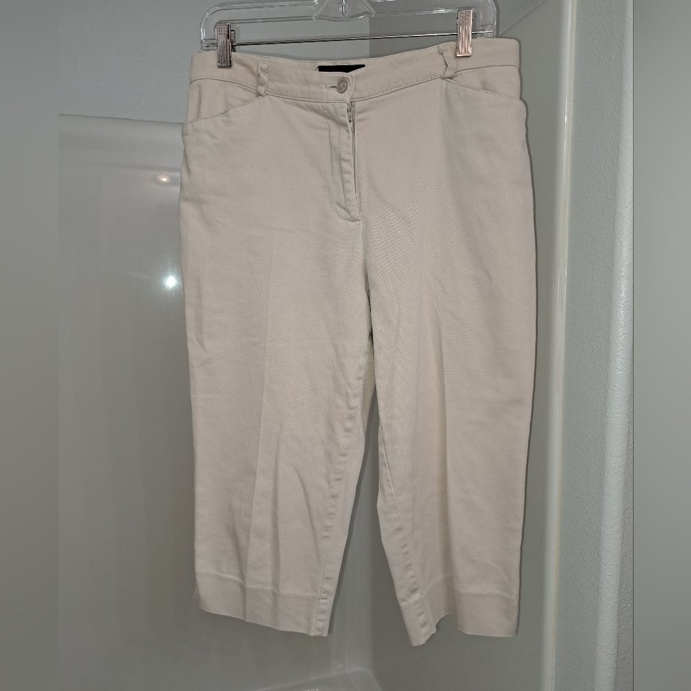 Cream Capris with Textured Cotton Blend and Tapered Leg